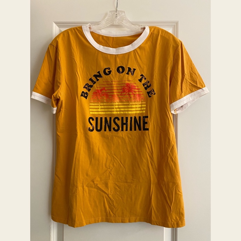 Cute boutique tee! There isn’t a tag but I believe it is a M size. Like new!